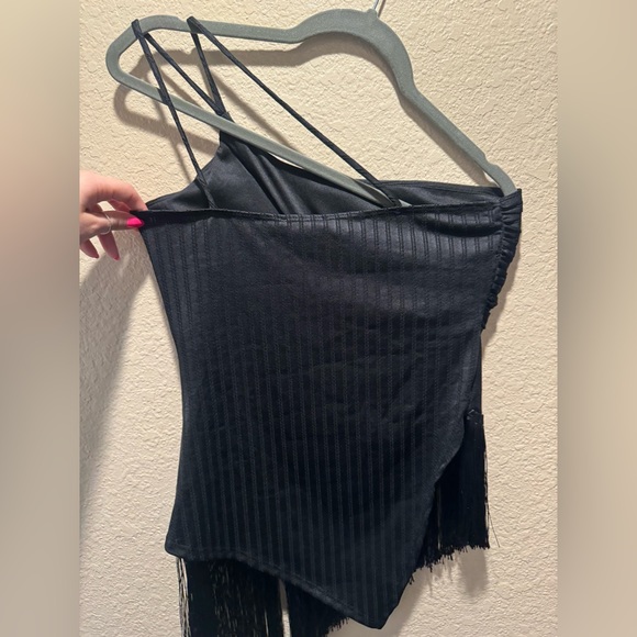 Fashion Nova NWT Black One Shoulder Fringe Top size M - Picture 3 of 4